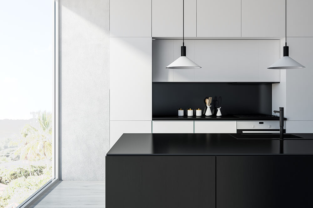 Photo d'une cuisine noire haut de gamme, murs blancs et intérieur blanc, avec ilot central noir