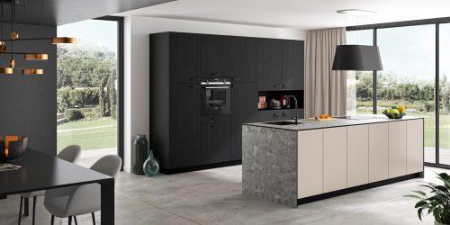Photo d'une cuisine noire et grise, sol clair et touches couleur bois